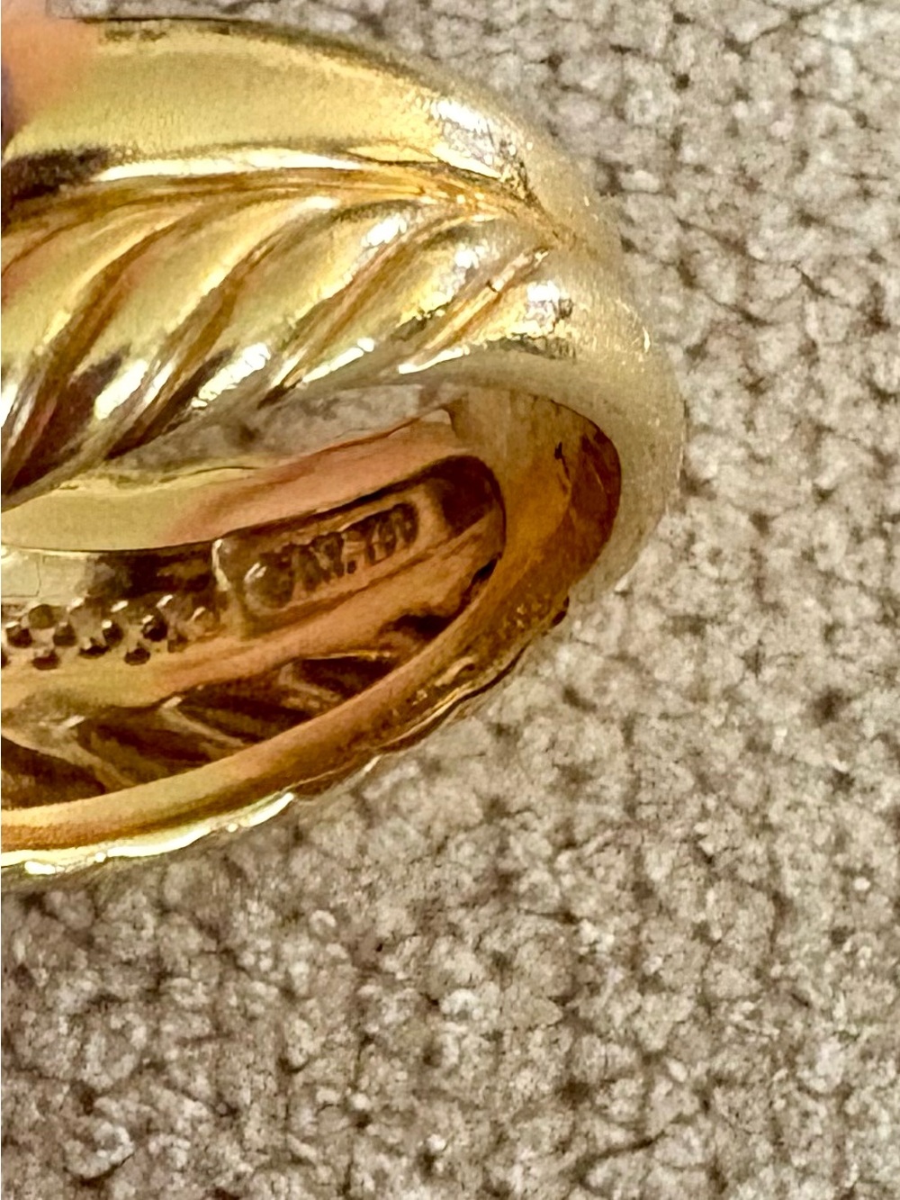 David Yurman 18K Gold Band Ring with Pavé Diamond - Picture 12 of 13